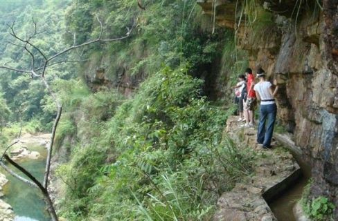 Trekking the river valley near Lingtian