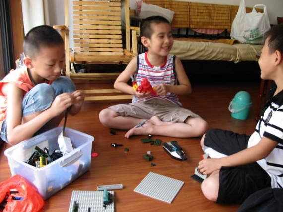 Han Zhangyi (the boy in the middle) came back from Guangzhou.  He was so happy to be his friends after 3 months seperation.