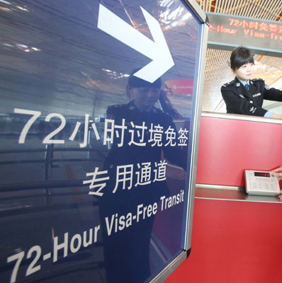 Officers examine equipment at Beijing Capital International Airport designed to process foreign visitors who can make 72-hour visa-free trips to the city from Jan 1. Shanghai is also undertaking preparations to offer the same service to international travelers. [Photo/China Daily] 